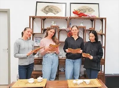 匈中雙語(yǔ)學(xué)校的學(xué)生胡靈月(左一)、宋智孝(右二)學(xué)習(xí)中國(guó)茶文化。