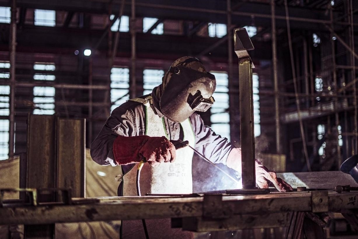 工人在沙特國王港項(xiàng)目現(xiàn)場進(jìn)行焊接操作。山東電建供圖