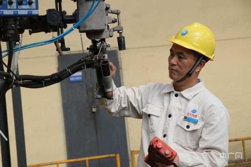 甘榮剛正在檢查焊接設(shè)備(央廣網(wǎng)記者 劉培俊 攝)