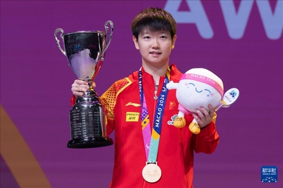 2024年4月21日，在2024年澳門國(guó)際乒聯(lián)女子世界杯決賽中，孫穎莎奪得冠軍。圖為孫穎莎在頒獎(jiǎng)臺(tái)上。新華社記者 張金加 攝