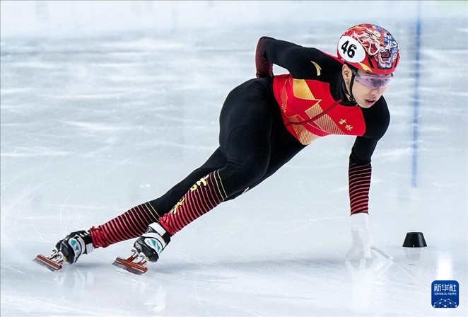 2024年2月18日，第十四屆全國(guó)冬季運(yùn)動(dòng)會(huì)短道速滑（公開組）男子1000米決賽，孫龍奪得冠軍，圖為吉林隊(duì)選手孫龍?jiān)诒荣愔?。新華社記者 李博 攝