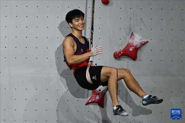 2024年4月13日，在江蘇吳江舉行的2024年國(guó)際攀聯(lián)攀巖世界杯（吳江站）男子速度決賽中，中國(guó)選手伍鵬獲得冠軍。圖為中國(guó)選手伍鵬在決賽后慶祝。新華社發(fā)（王須中攝）