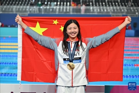 2024年2月13日，2024年世界游泳錦標(biāo)賽游泳項(xiàng)目女子100米蛙泳決賽在卡塔爾多哈舉行。圖為冠軍中國(guó)選手唐錢婷在頒獎(jiǎng)儀式后慶祝。新華社記者 薛宇舸 攝