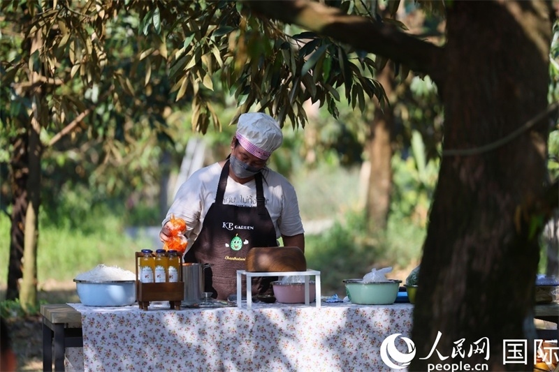 工作人員正在準(zhǔn)備特色果汁。人民網(wǎng)記者 白元琪攝