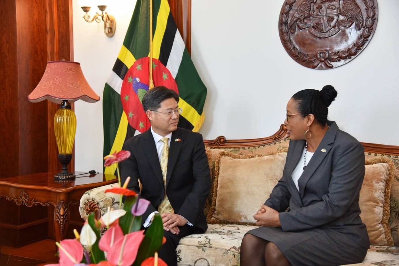 當(dāng)?shù)貢r間5月3日，中國新任駐多米尼克大使儲茂明（左）向多總統(tǒng)伯頓遞交國書。 中國駐多米尼克大使館供圖