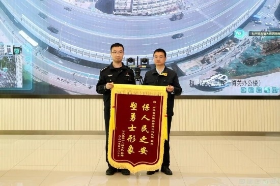 公交車上他一聲大吼！魏杰，好樣的！