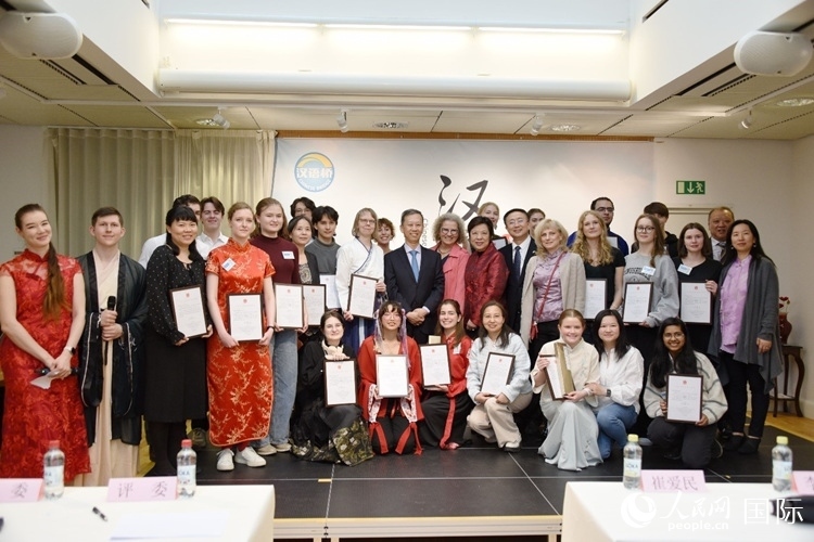 中國駐瑞典大使崔愛民、使館負責教育事務(wù)的黃立瓊參贊、預(yù)選賽評委老師和指導(dǎo)老師，以及所有獲獎選手合影留念。人民網(wǎng)記者 殷淼攝