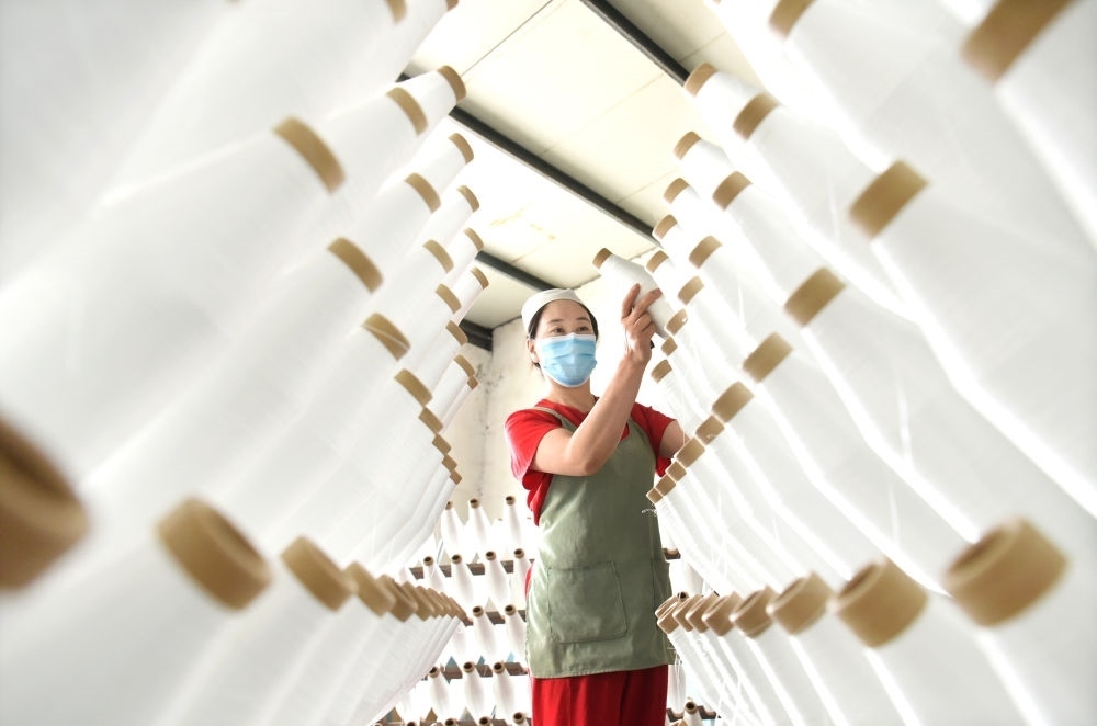 2024年5月1日，工人在山東省淄博市沂源縣悅莊工業(yè)園一玻纖企業(yè)整理加工的產(chǎn)品。新華社發(fā)（趙東山攝）