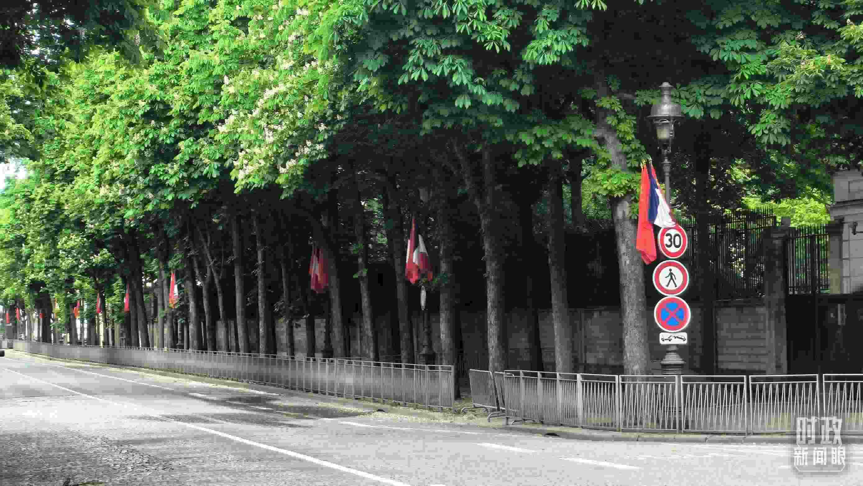 △巴黎道路兩側(cè)懸掛中法兩國(guó)國(guó)旗。（總臺(tái)央視記者鄂介甫拍攝）