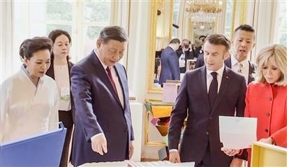 △當?shù)貢r間5月6日下午，在中法領(lǐng)導(dǎo)人會談前，習近平主席向馬克龍總統(tǒng)贈送中國翻譯的法國小說。