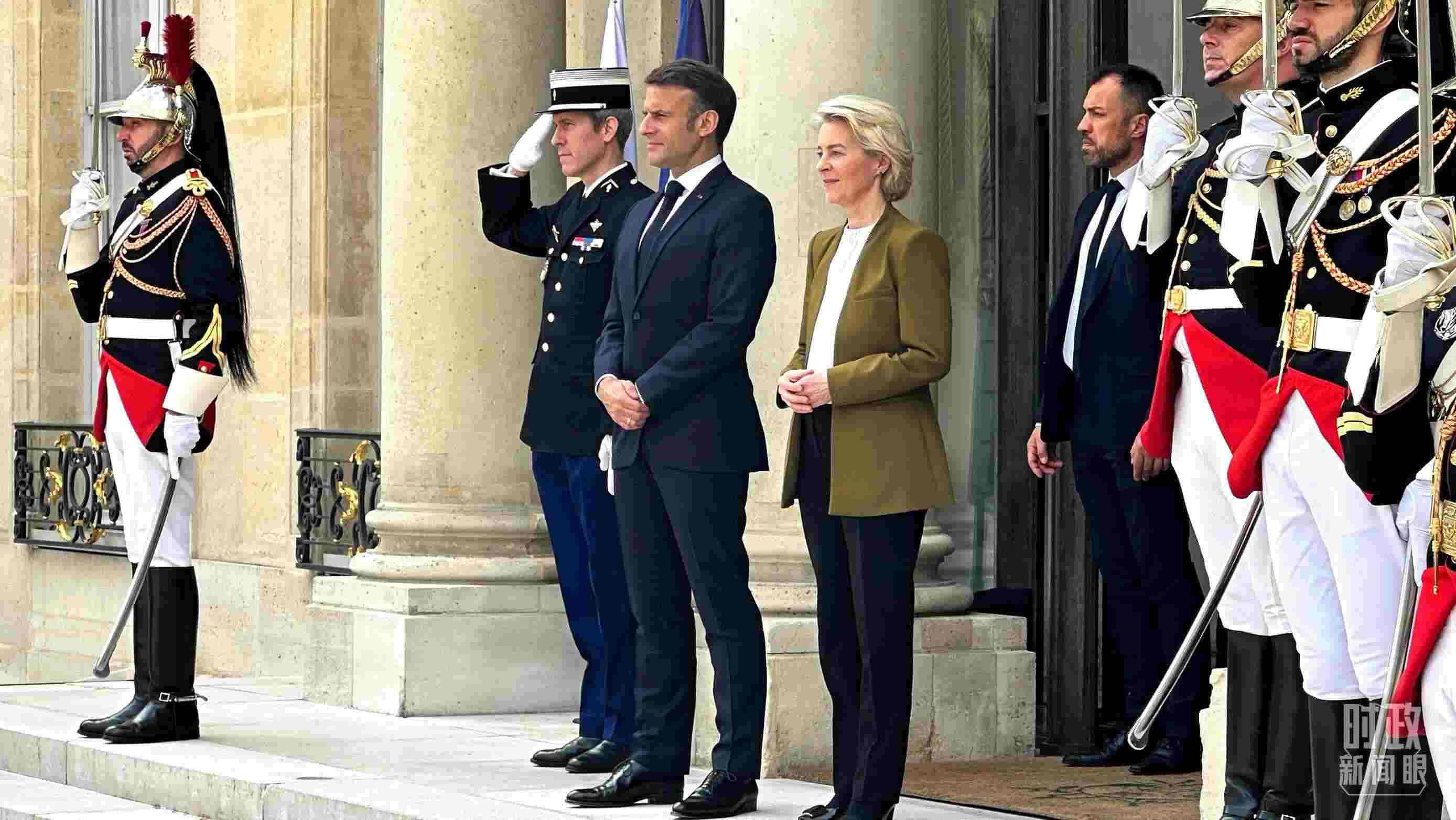 △中法歐領(lǐng)導(dǎo)人三方會(huì)晤后，馬克龍總統(tǒng)和馮德萊恩主席將習(xí)主席送至上車(chē)處。（總臺(tái)央視記者關(guān)舟拍攝）