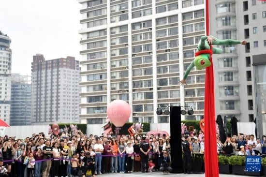 5月7日，演員在長沙國金中心表演木偶劇。新華社記者 陳振海 攝