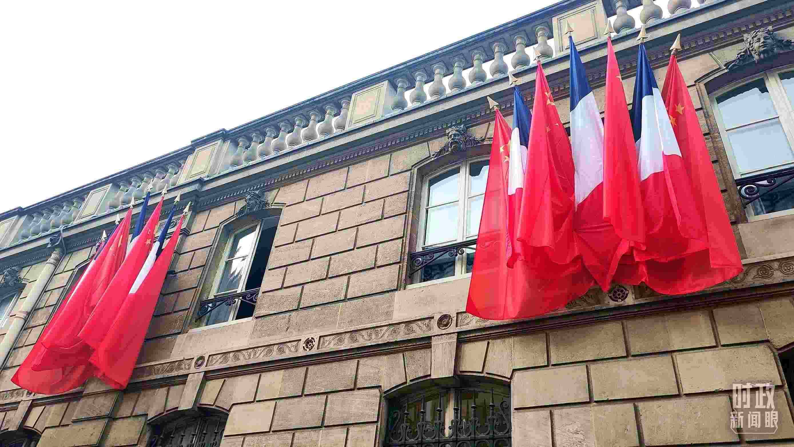 △中法歐領(lǐng)導(dǎo)人三方會(huì)晤地點(diǎn)——愛(ài)麗舍宮懸掛中法兩國(guó)國(guó)旗。（總臺(tái)央視記者劉琦拍攝）