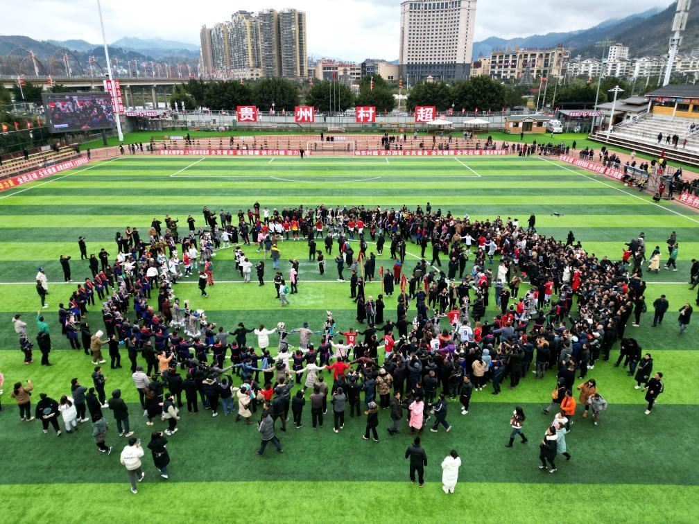 比賽結(jié)束后，兩隊(duì)隊(duì)員、親友團(tuán)和大批觀眾手拉手跳起侗族舞蹈。新華社發(fā)（王炳真攝）