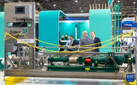 這是5月6日在美國休斯敦國際海洋油氣技術(shù)大會及設(shè)備展上拍攝的展示的裝備。新華社發(fā)（勞承躍攝）