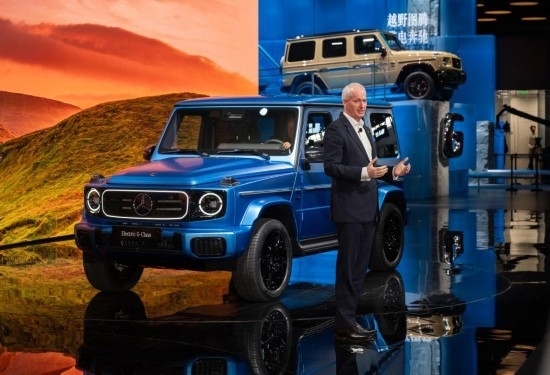 4月25日，在北京中國國際展覽中心順義館舉行的2024北京車展上，梅賽德斯—奔馳集團(tuán)股份公司董事會(huì)成員唐仕凱介紹梅賽德斯—奔馳純電G級(jí)越野車。新華社記者 才揚(yáng) 攝
