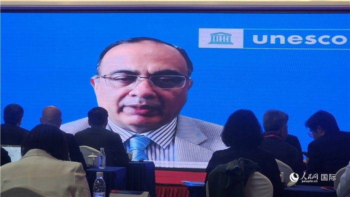 聯(lián)合國教科文組織駐華代表處代表夏澤翰通過視頻致辭。人民網(wǎng)記者 萬宇攝