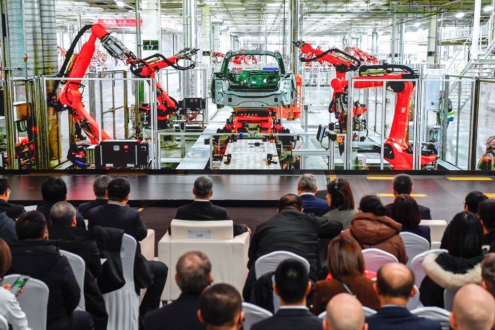 2024年1月26日，奧迪一汽新能源汽車(chē)有限公司預(yù)批量生產(chǎn)正式啟動(dòng)，嘉賓觀看奧迪一汽新能源汽車(chē)有限公司生產(chǎn)車(chē)間的宣傳短片。新華社記者 許暢 攝