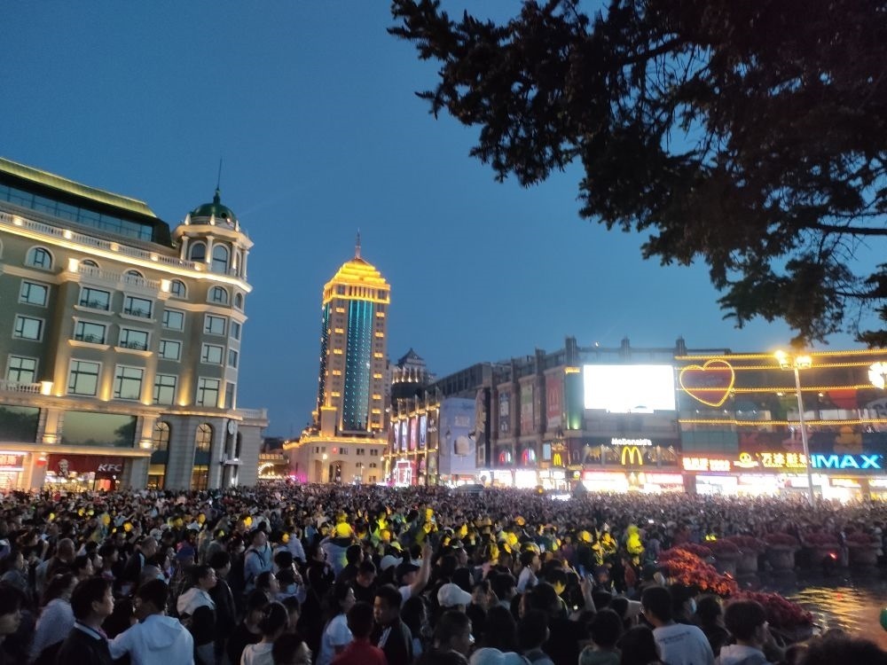 “五一”假期，哈爾濱松花江畔游人如織（2024年5月2日攝）。新華社記者 朱悅 攝