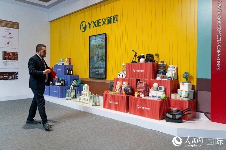 “義新歐”中歐班列（義烏—馬德里）開行十周年成果展上展出班列運(yùn)送的各類商品。大衛(wèi)·阿瑪爾攝