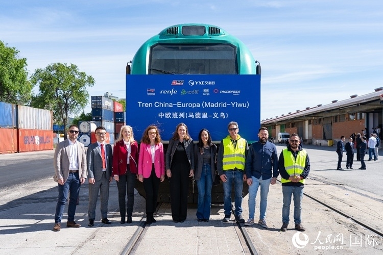 義新歐集團(tuán)合作伙伴德鐵貨運(yùn)歐亞有限公司員工與紀(jì)念號班列合影留念。大衛(wèi)·阿瑪爾攝