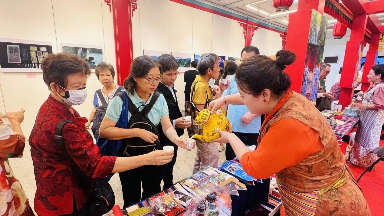 觀眾爭相體驗酥油茶。曼谷中國文化中心供圖