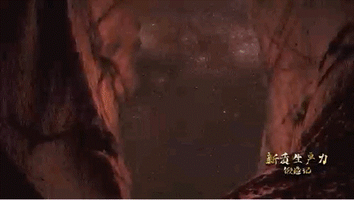 要甄別并發(fā)現(xiàn)暗物質(zhì)粒子，如同在一場(chǎng)人聲鼎沸的足球比賽現(xiàn)場(chǎng)聽見一根鋼針跌落的聲音。