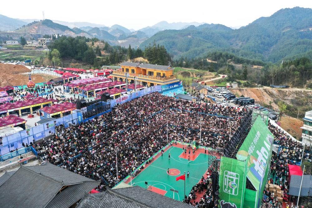 貴州省臺(tái)江縣舉辦的2024年“村BA”球王爭(zhēng)霸賽現(xiàn)場(chǎng)（2024年3月22日攝，無人機(jī)照片）。新華社記者 楊文斌 攝