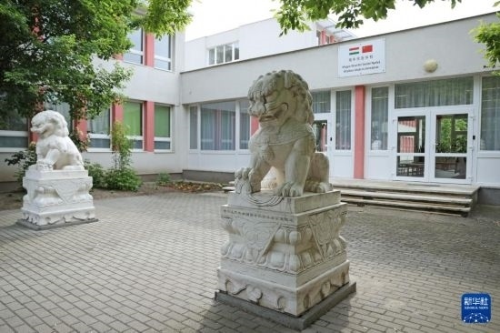 這是5月3日在匈牙利布達(dá)佩斯拍攝的匈中雙語學(xué)校校門。新華社記者 趙丁喆 攝