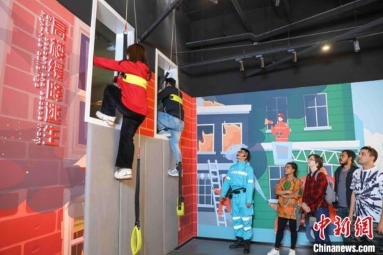 5月9日，留學(xué)生體驗(yàn)?zāi)M高樓緩降逃生。張鷹 攝