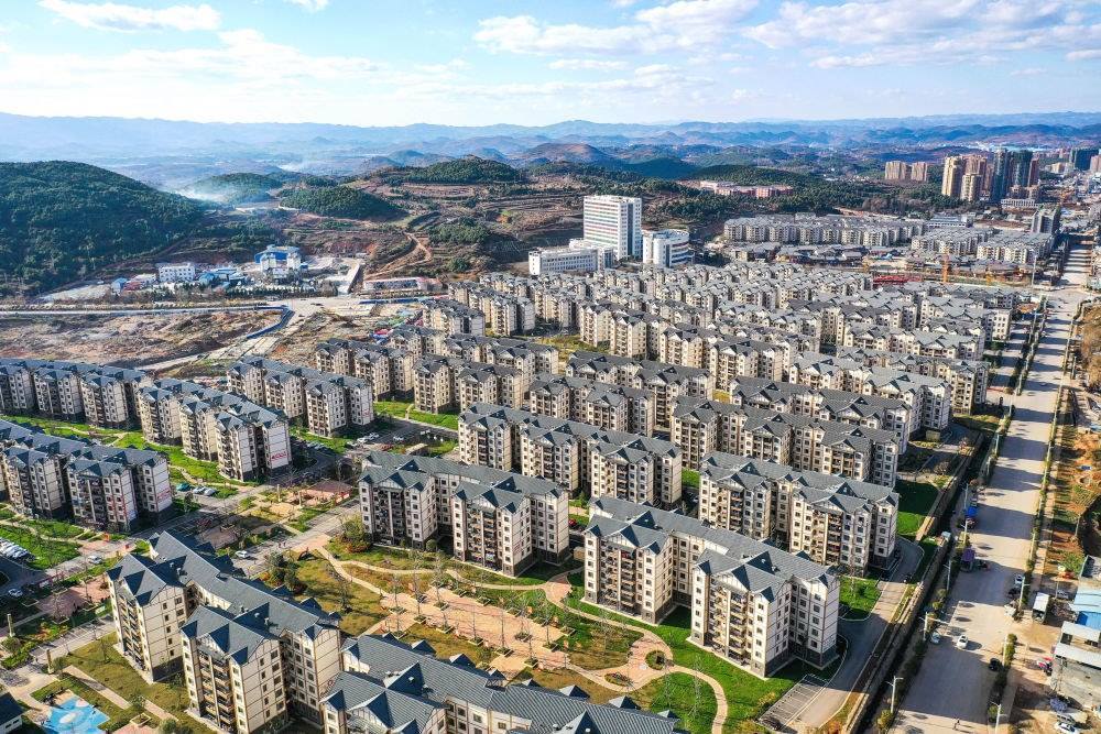 貴州省威寧縣五里崗街道朝陽新城易地扶貧搬遷安置小區(qū)（2021年11月28日攝，無人機(jī)照片）。新華社記者 楊文斌 攝