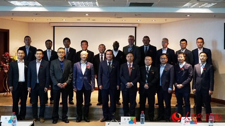 與會(huì)嘉賓合影。人民網(wǎng) 劉暢攝