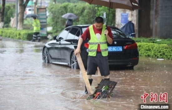5月10日，廣西沿海遭遇強降雨。圖為欽州市城區(qū)多處積澇。陸敏 攝