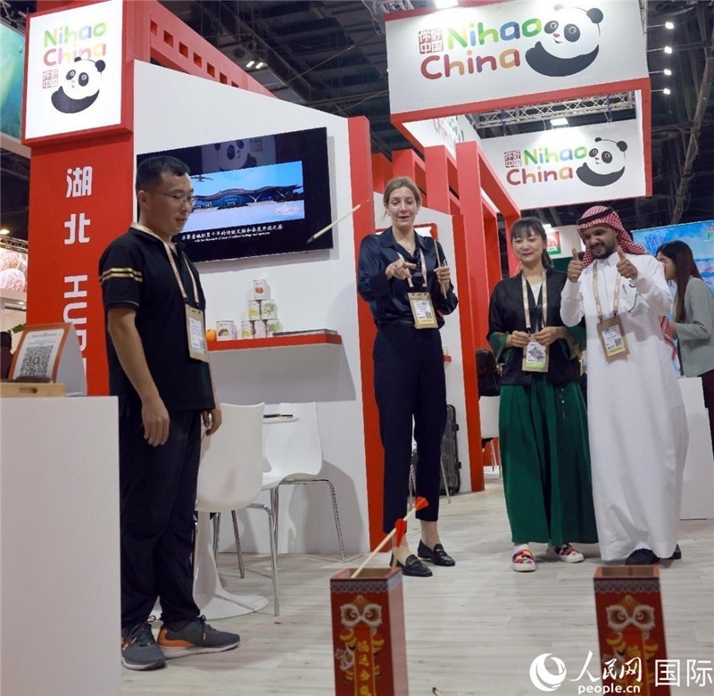 觀眾在參與投壺游戲。人民網(wǎng)記者管克江攝