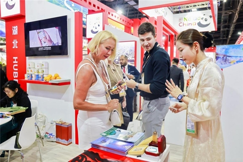 觀眾在參觀中國展臺。錢文康攝