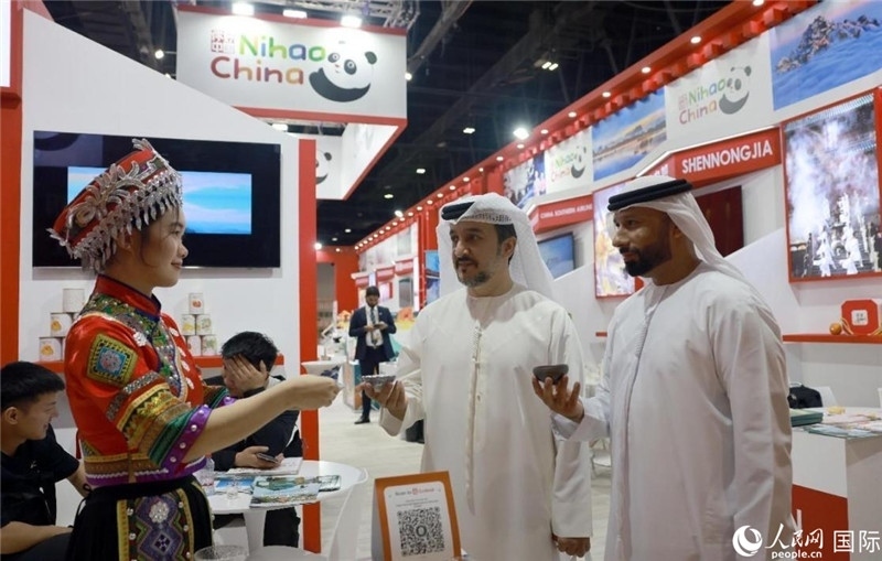 兩名阿聯(lián)酋觀眾在品嘗湖北名茶。人民網(wǎng)記者管克江攝