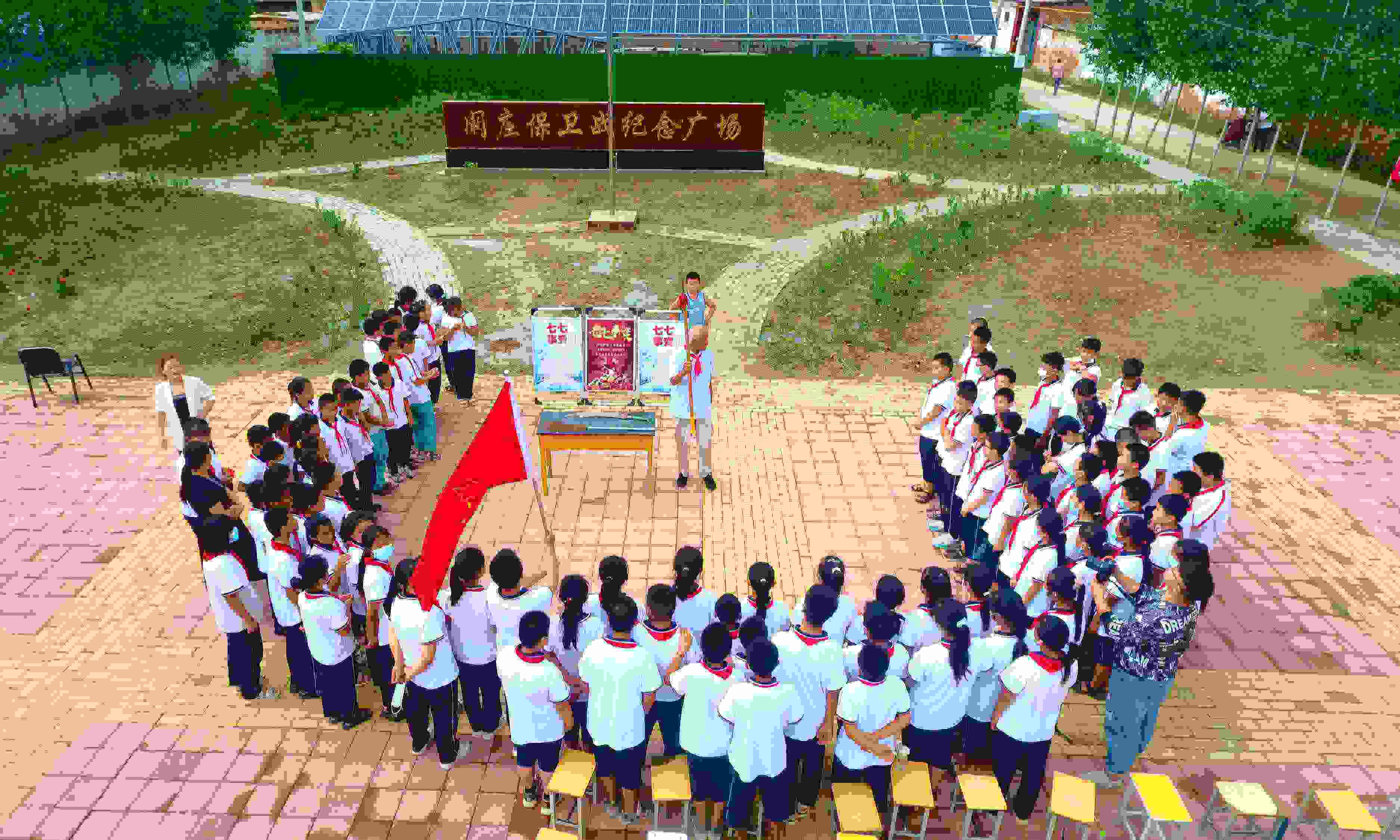 2022年7月6日，山東省聊城市，在茌平區(qū)菜屯鎮(zhèn)闞莊村的闞莊保衛(wèi)戰(zhàn)紀(jì)念廣場(chǎng)，闞莊保衛(wèi)戰(zhàn)親歷者王光木老人為小學(xué)生們講述抗戰(zhàn)故事，展示大刀、長(zhǎng)矛。