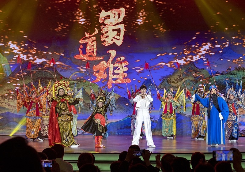 2023年10月13日，成都，“把青春華章寫(xiě)在祖國(guó)大地上”大思政課網(wǎng)絡(luò)主題宣傳和互動(dòng)引導(dǎo)活動(dòng)在四川大學(xué)舉行。