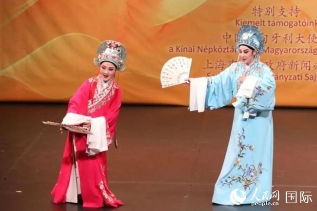 “玉蘭花開·魅力上?！弊哌M(jìn)布達(dá)佩斯。葉辰亮攝