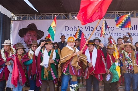 奧魯羅公路項目開工儀式現(xiàn)場，玻總統(tǒng)路易斯·阿爾塞宣布項目開工。中國中鐵供圖