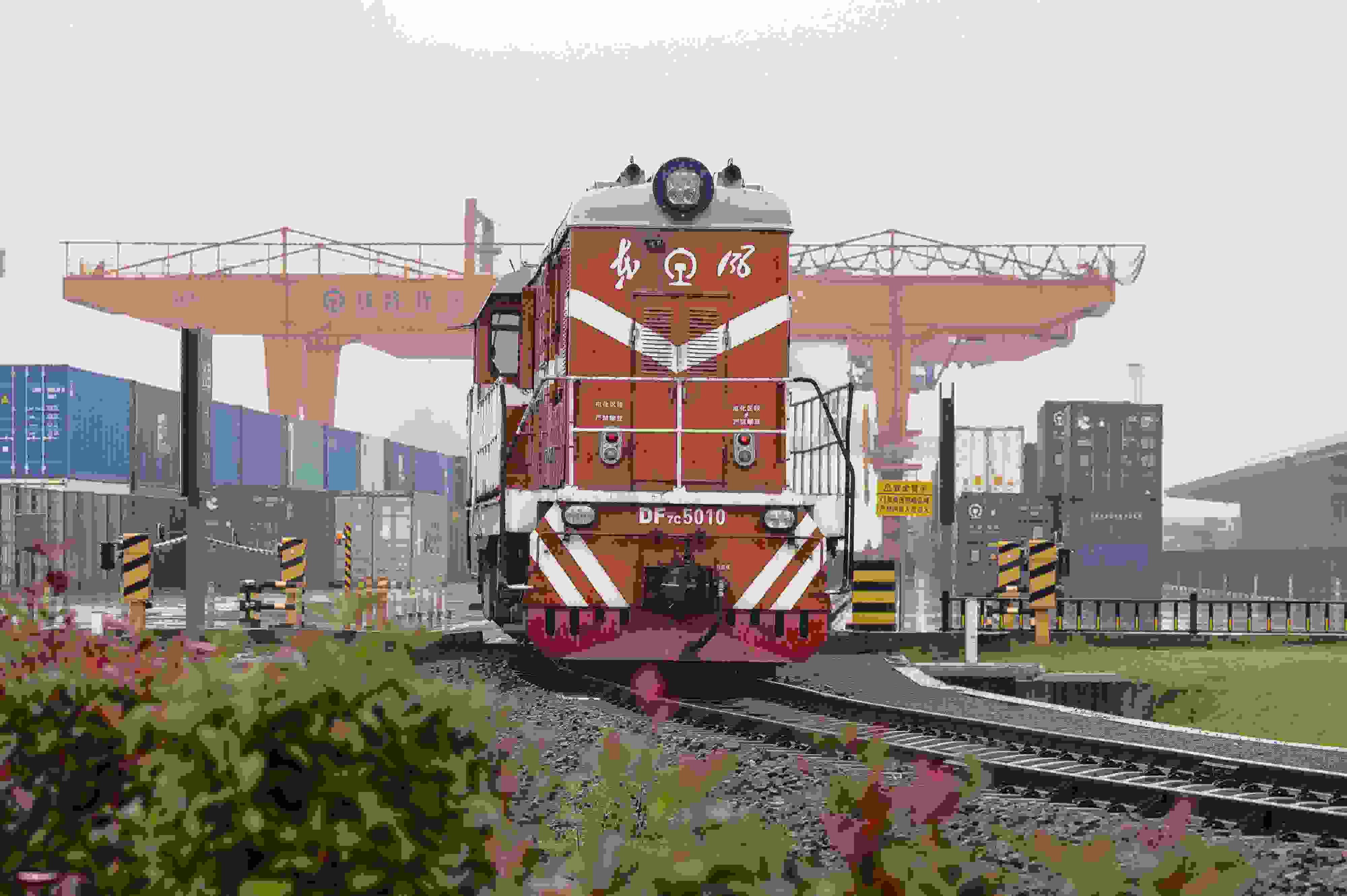 2024年5月5日，“五一”假期最后一天。在浙江省金華市金東區(qū)鐵路金華南站，一列滿載110標(biāo)箱的中歐班列緩緩啟程駛往匈牙利。