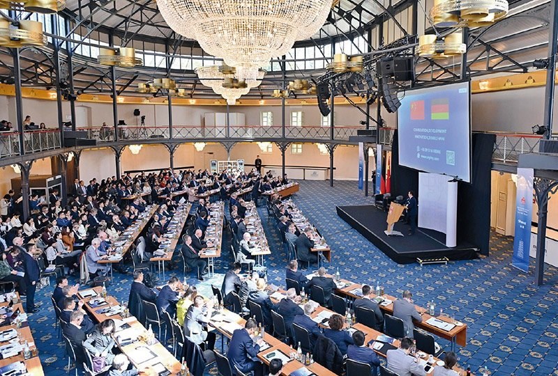 2024“投資中國(guó)”系列活動(dòng)德國(guó)專(zhuān)場(chǎng)4月5日在巴登—符滕堡州首府斯圖加特市舉行，活動(dòng)吸引德國(guó)工商界代表超300人參加。圖為當(dāng)日拍攝的活動(dòng)現(xiàn)場(chǎng)。 新華社記者 任鵬飛/攝