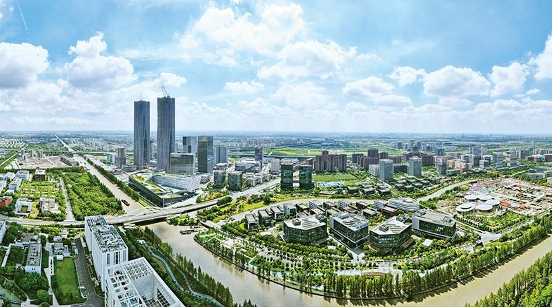 建立全國(guó)第一個(gè)國(guó)際貿(mào)易“單一窗口”，開(kāi)設(shè)全國(guó)第一批自由貿(mào)易賬戶，設(shè)立全國(guó)第一家外商獨(dú)資醫(yī)院、第一家外商獨(dú)資公募基金公司、第一家外商獨(dú)資汽車(chē)制造企業(yè)……中國(guó)（上海）自由貿(mào)易試驗(yàn)區(qū)掛牌以來(lái)，誕生了若干個(gè)“全國(guó)第一”，在制造業(yè)、金融業(yè)等數(shù)十個(gè)開(kāi)放領(lǐng)域，實(shí)現(xiàn)一批全國(guó)首創(chuàng)項(xiàng)目落地。圖為上海自貿(mào)區(qū)張江片區(qū)（2023年9月10日攝，無(wú)人機(jī)照片）。 新華社記者 方喆/攝