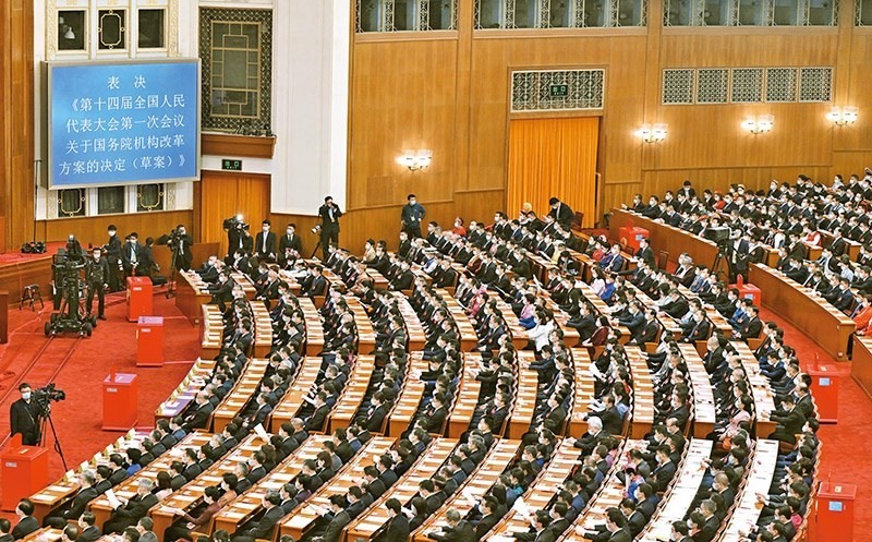 2023年3月10日，十四屆全國(guó)人大一次會(huì)議在北京人民大會(huì)堂舉行第三次全體會(huì)議，表決通過(guò)了關(guān)于國(guó)務(wù)院機(jī)構(gòu)改革方案的決定。圖為會(huì)議現(xiàn)場(chǎng)。 新華社記者 岳月偉/攝