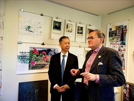 中國駐瑞典大使崔愛民和瑞典跨國和平與未來研究基金會(huì)主席約貝里。 中國駐瑞典大使館供圖