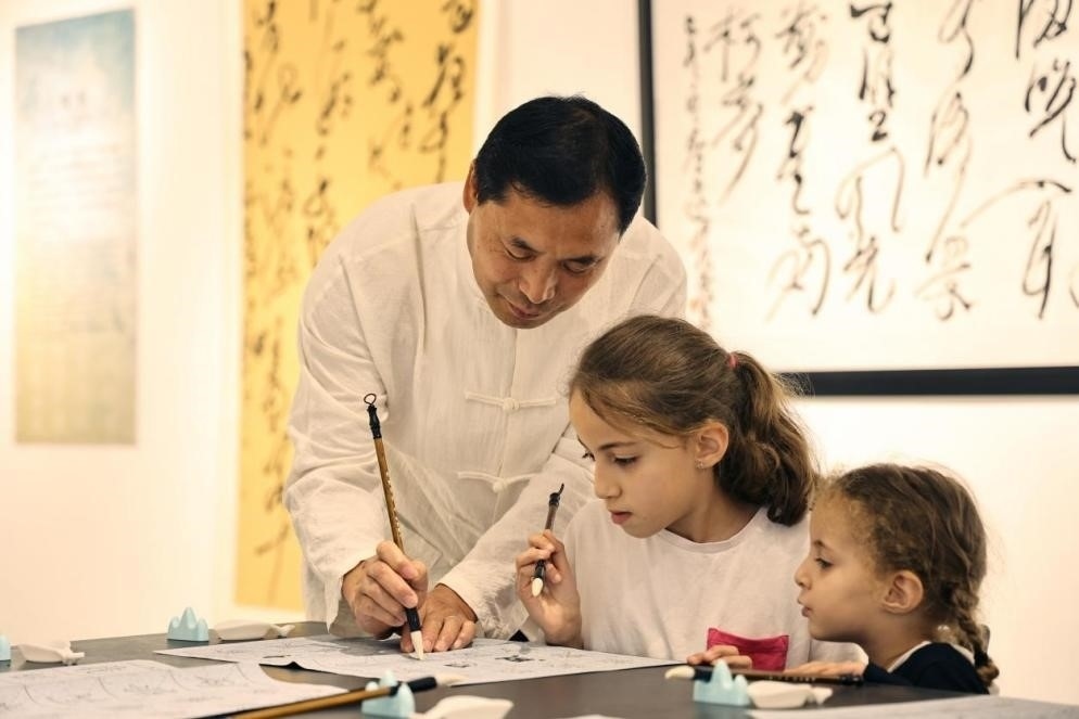 中國書法老師帶領(lǐng)現(xiàn)場觀眾體驗(yàn)書法。拉巴特中國文化中心供圖