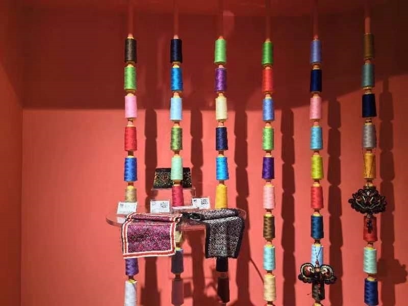 貴州省民族博物館內(nèi)展示的色彩斑斕的苗繡原材料及繡片（2024年4月27日攝）。新華社記者 楊欣 攝