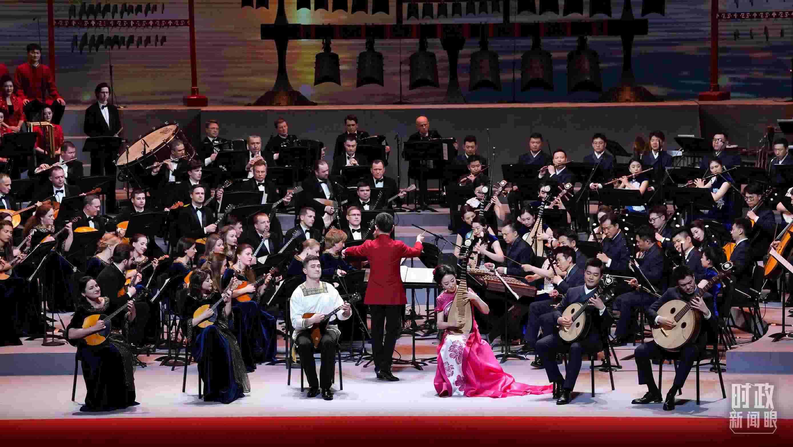 △前來參加音樂會的中俄藝術(shù)家匯聚一堂。（總臺央視記者李增仁、國廣記者李晉拍攝）