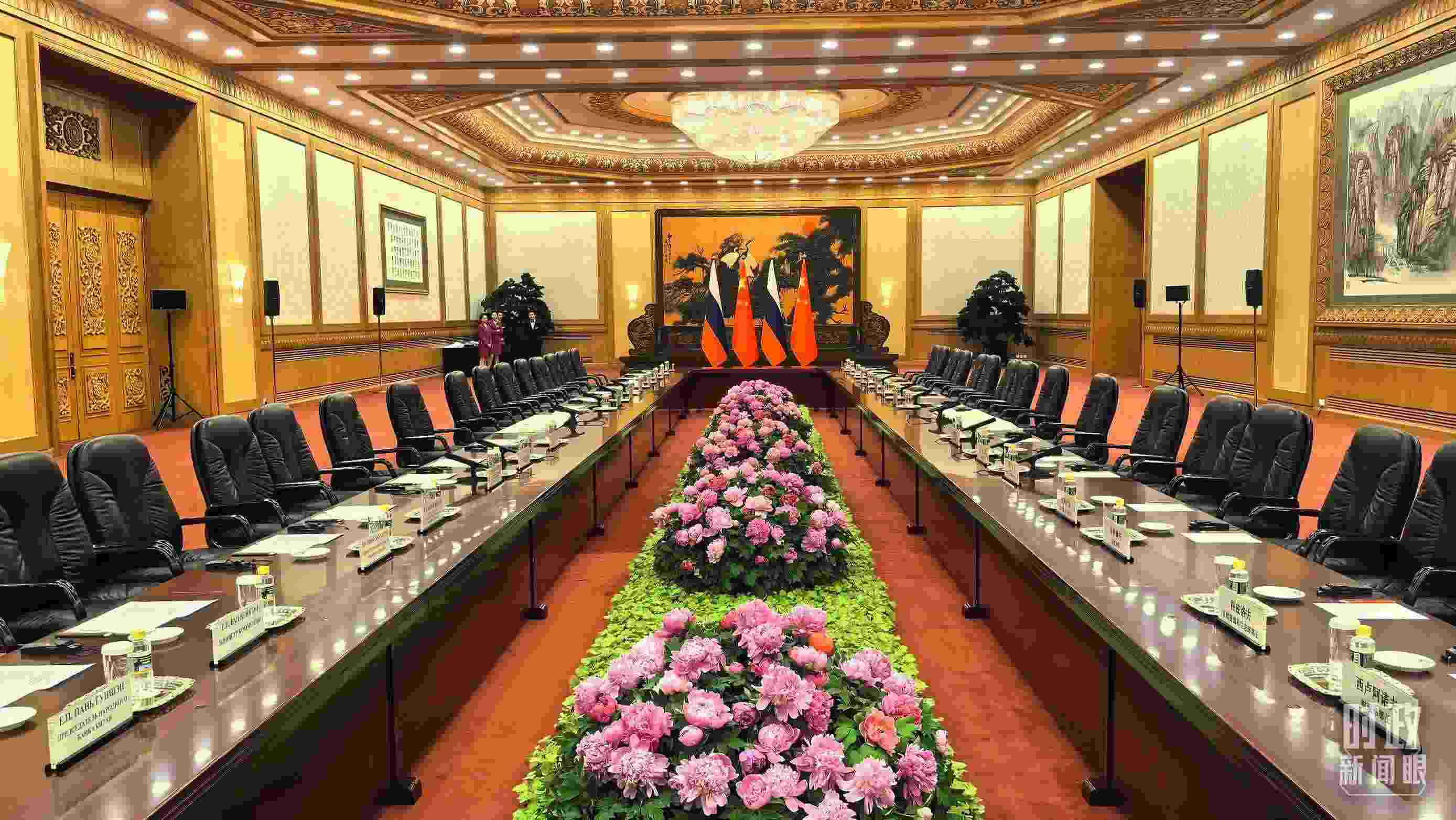 △中俄兩國元首隨后主持大范圍會談，這是會談開始前的現(xiàn)場。（總臺央視記者鄂介甫拍攝）