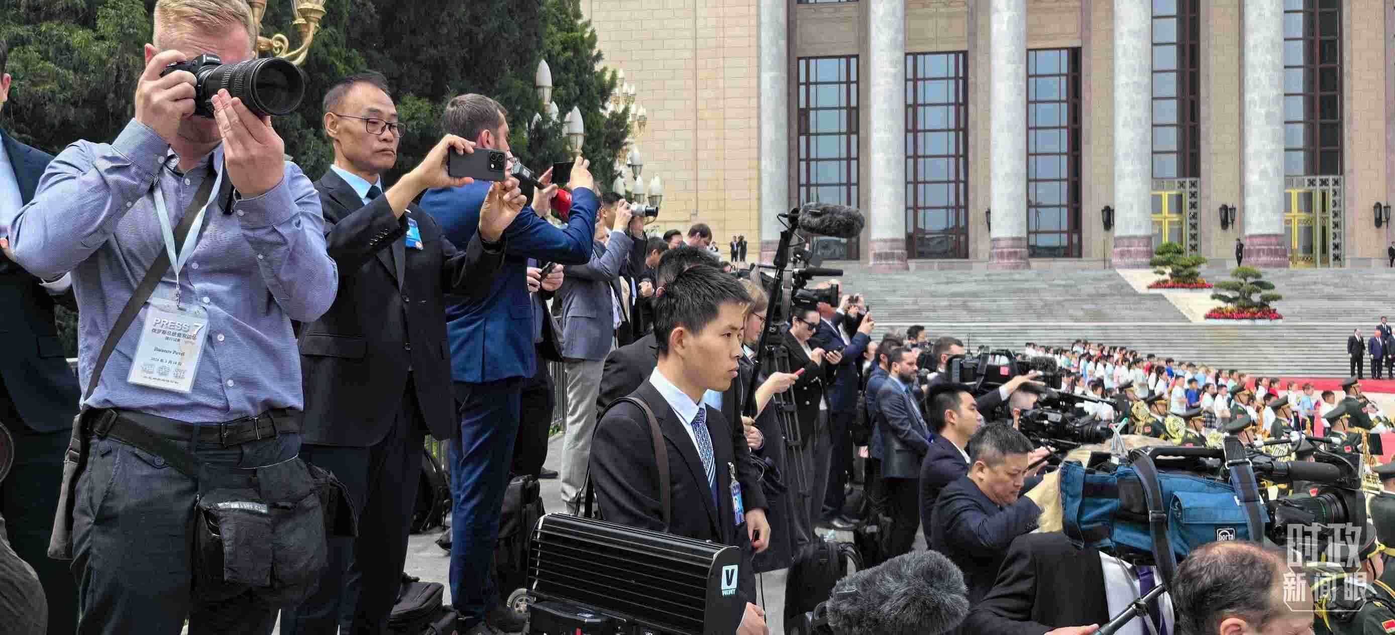 △當(dāng)天參與現(xiàn)場報道的中外記者。（總臺央視記者楊波、王子杭拍攝）